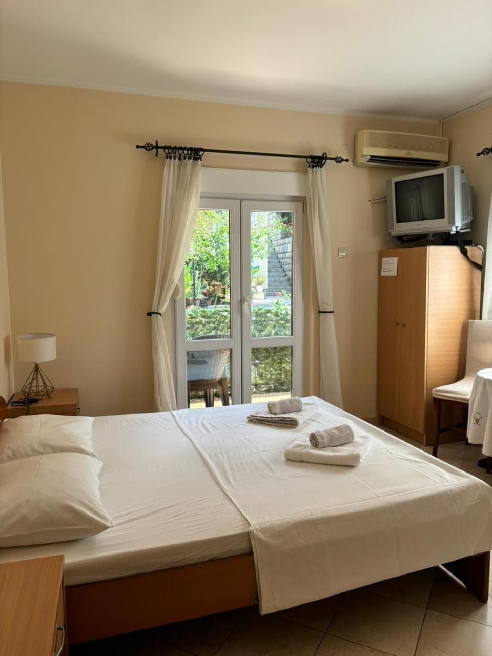Studio On The Coast, With A View Of The Sunrise,Free We-Fi Kotor Exterior foto